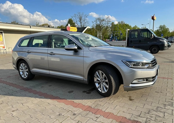 Volkswagen Passat cena 88000 przebieg: 131300, rok produkcji 2019 z Łódź małe 79